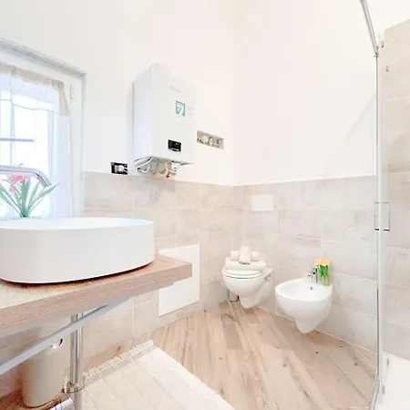 Elegante Via Sestri - Airport - Wifi Apartment Genoa