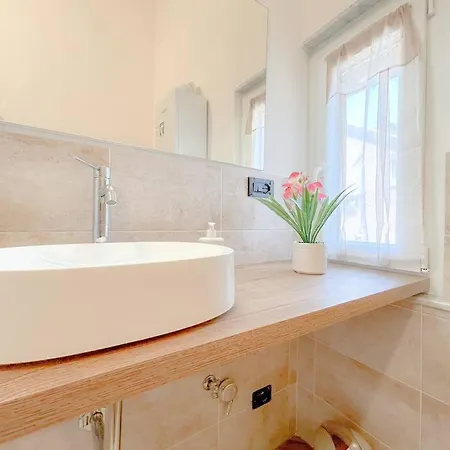 Apartment Elegante Via Sestri - Airport - Wifi Genoa